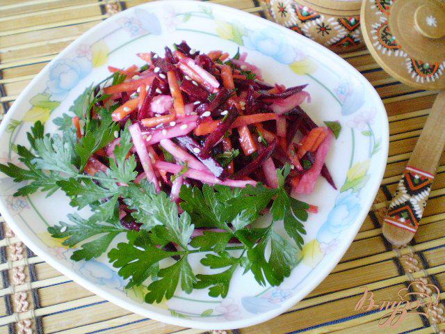 Фото приготовление рецепта: Салат с кольраби и кунжутом шаг №5