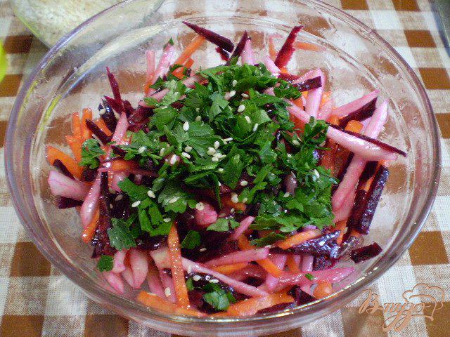 Фото приготовление рецепта: Салат с кольраби и кунжутом шаг №4