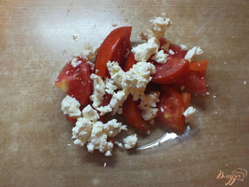 Фото приготовление рецепта: Деревенский салат из помидор с творогом шаг №2