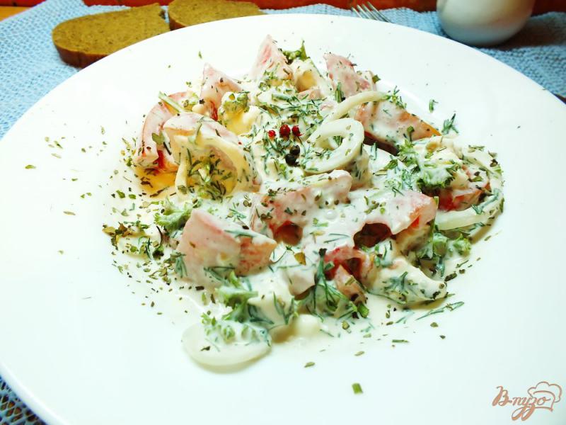 Фото приготовление рецепта: Деревенский салат из помидор с творогом шаг №7