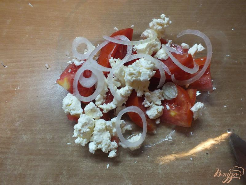Фото приготовление рецепта: Деревенский салат из помидор с творогом шаг №3