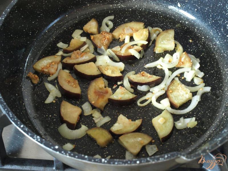 Фото приготовление рецепта: Камбала в постном кляре и гарнир из риса с баклажанами шаг №3