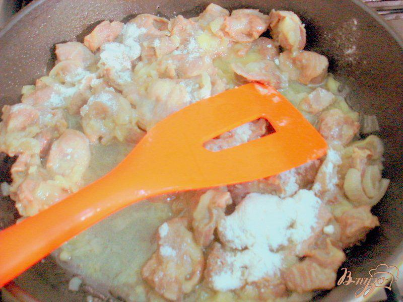 Фото приготовление рецепта: Куринные желудочки в сметанном соусе шаг №5