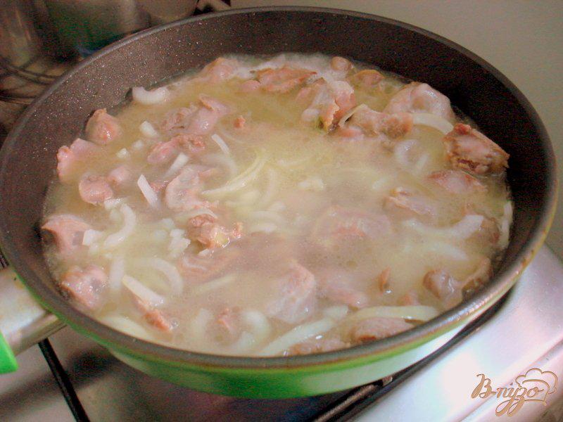 Фото приготовление рецепта: Куринные желудочки в сметанном соусе шаг №4