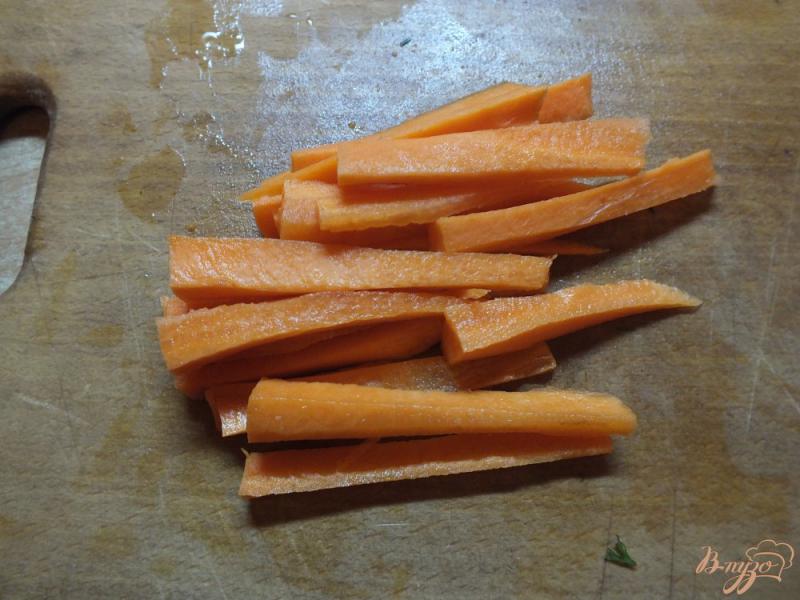 Фото приготовление рецепта: Салат с печеной морковью и салом в духовке шаг №1