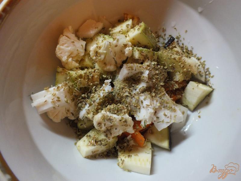 Фото приготовление рецепта: Салат с печеной морковью и салом в духовке шаг №7