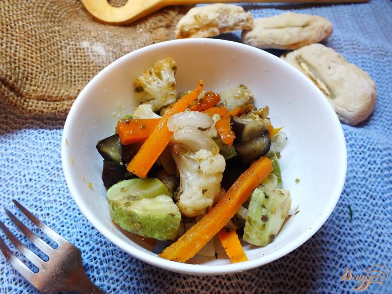 Фото приготовление рецепта: Салат с печеной морковью и салом в духовке шаг №9