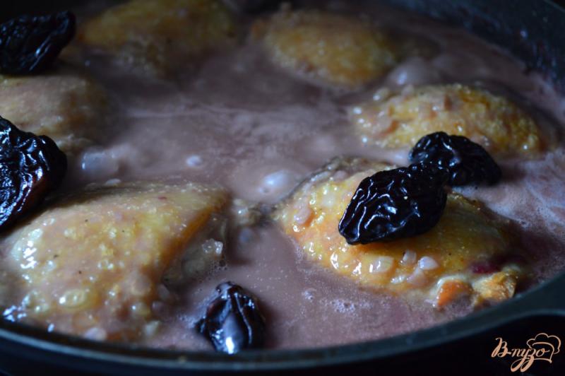 Фото приготовление рецепта: Куриные бедрышки с черносливом шаг №7