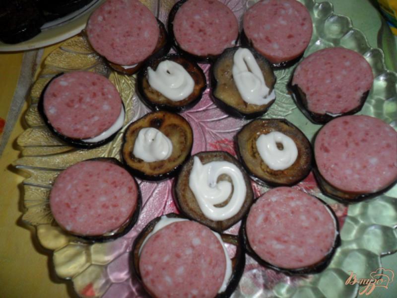 Фото приготовление рецепта: Закуска из баклажанов с колбасой и помидором шаг №4