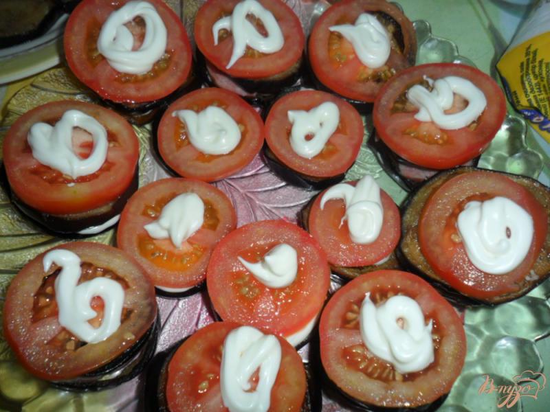 Фото приготовление рецепта: Закуска из баклажанов с колбасой и помидором шаг №5