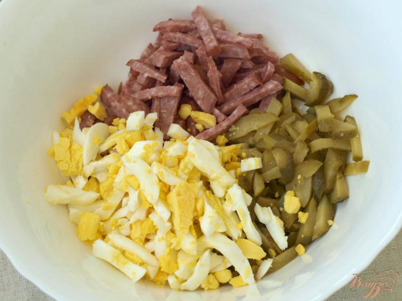 Фото приготовление рецепта: Салат с колбасой, яйцом и сухариками шаг №1