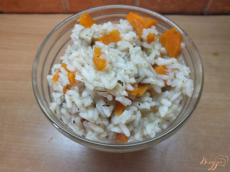 Фото приготовление рецепта: Плов вегетарианский с грибами и морковью шаг №6