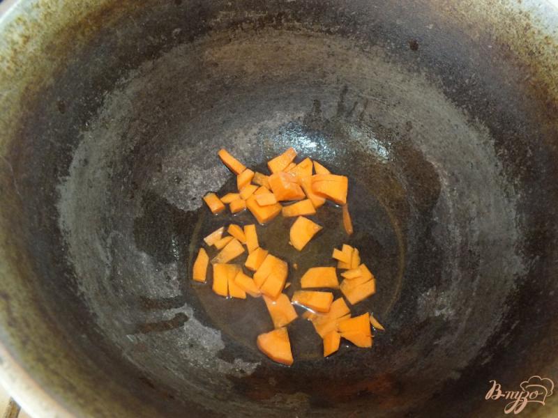Фото приготовление рецепта: Плов вегетарианский с грибами и морковью шаг №3