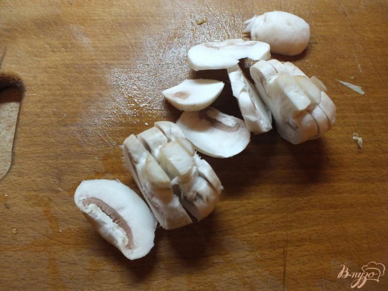Фото приготовление рецепта: Помидорный салат с грибами и семенами льна шаг №2