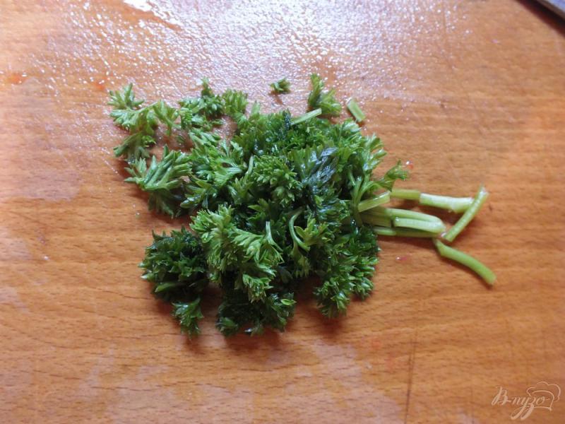 Фото приготовление рецепта: Помидорный салат с грибами и семенами льна шаг №4