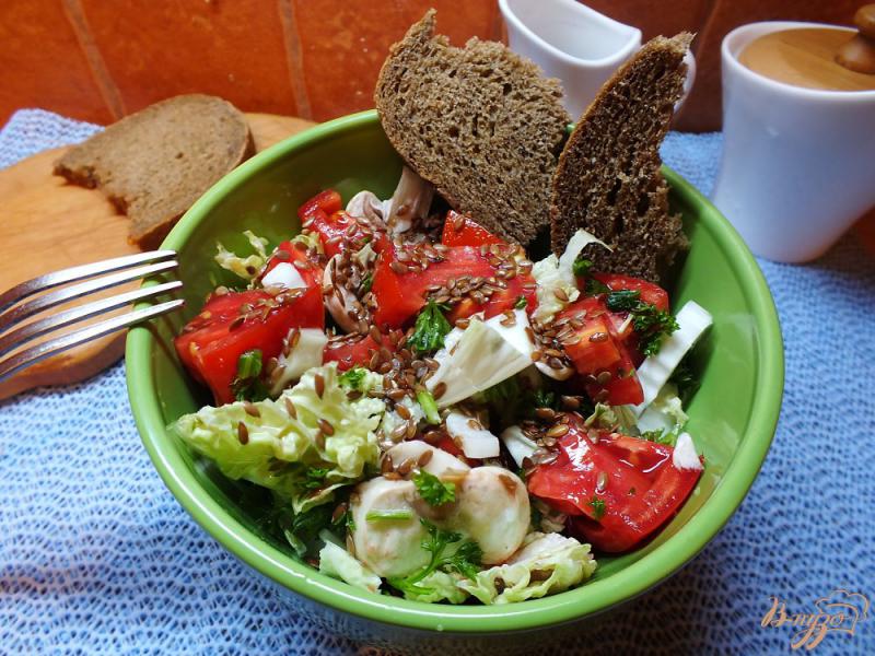Фото приготовление рецепта: Помидорный салат с грибами и семенами льна шаг №6