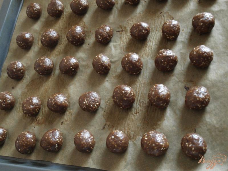 Фото приготовление рецепта: Шоколадное печенье с кукурузной крупой и кунжутом шаг №4