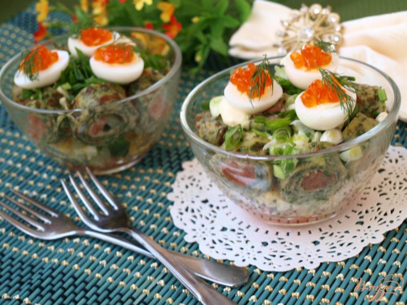 Фото приготовление рецепта: Салат с блинчиками с сёмгой и овощами шаг №5