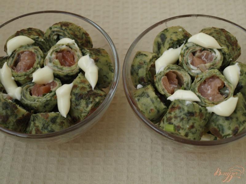 Фото приготовление рецепта: Салат с блинчиками с сёмгой и овощами шаг №4
