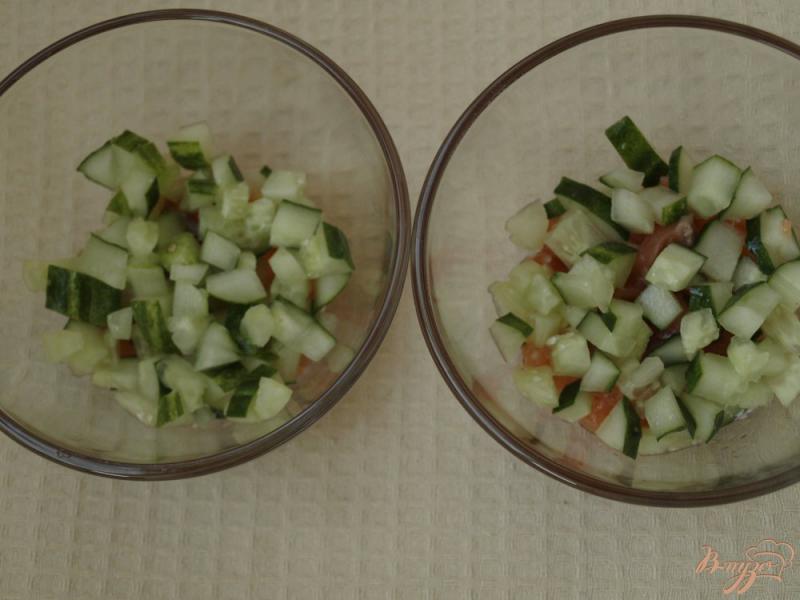 Фото приготовление рецепта: Салат с блинчиками с сёмгой и овощами шаг №3