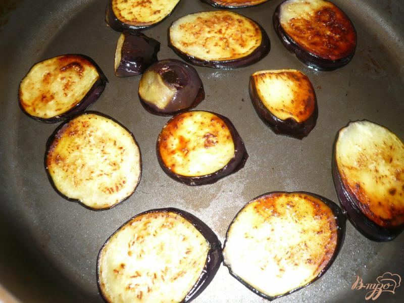 Фото приготовление рецепта: Баклажаны с перепелиными яйцами шаг №3