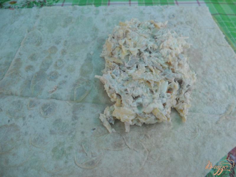 Фото приготовление рецепта: Конверт из лаваша с курицей и сыром шаг №6