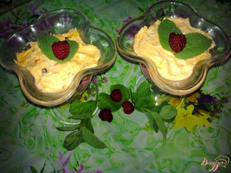 Фото приготовление рецепта: Десерт творожный с малиной шаг №6