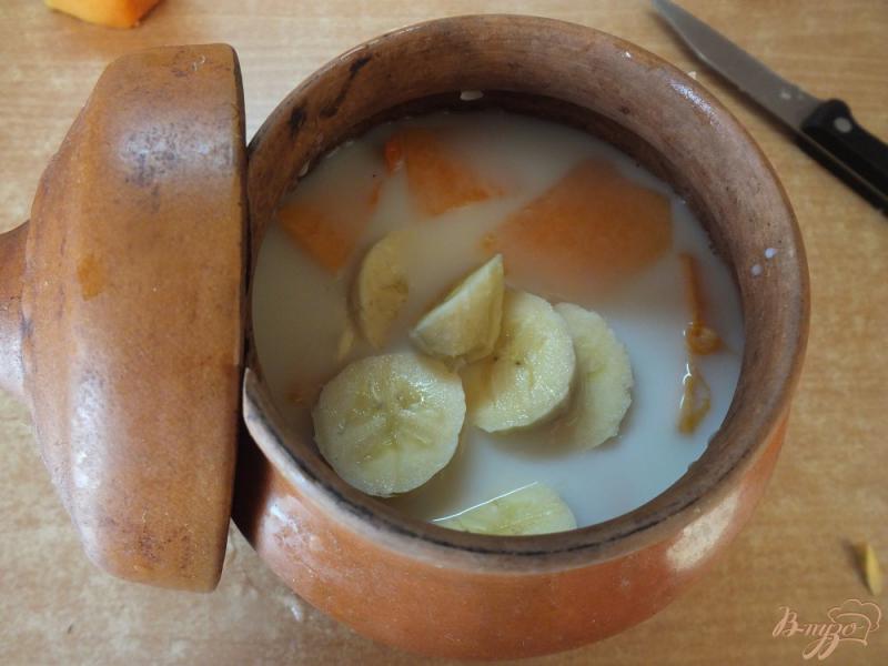 Фото приготовление рецепта: Тыквенная каша на молоке с бананом шаг №5