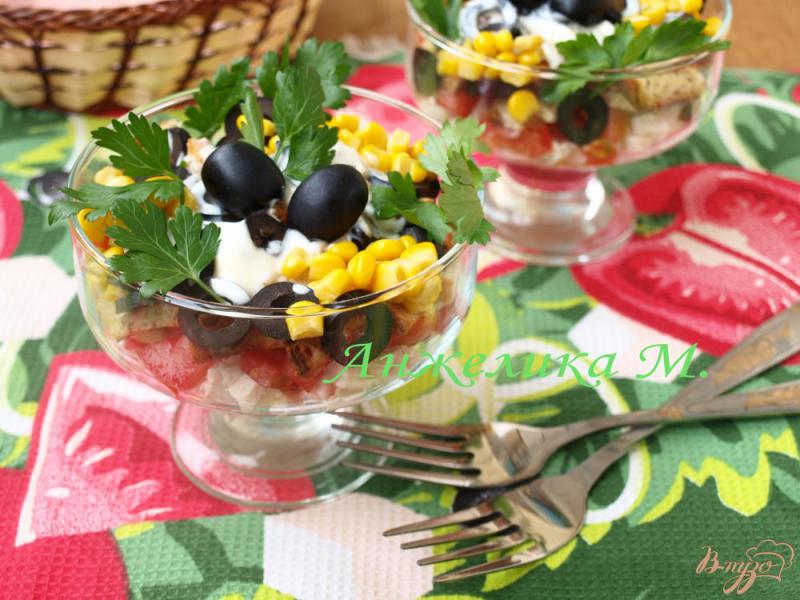 Фото приготовление рецепта: Салат с помидорами, маслинами и сухариками шаг №4