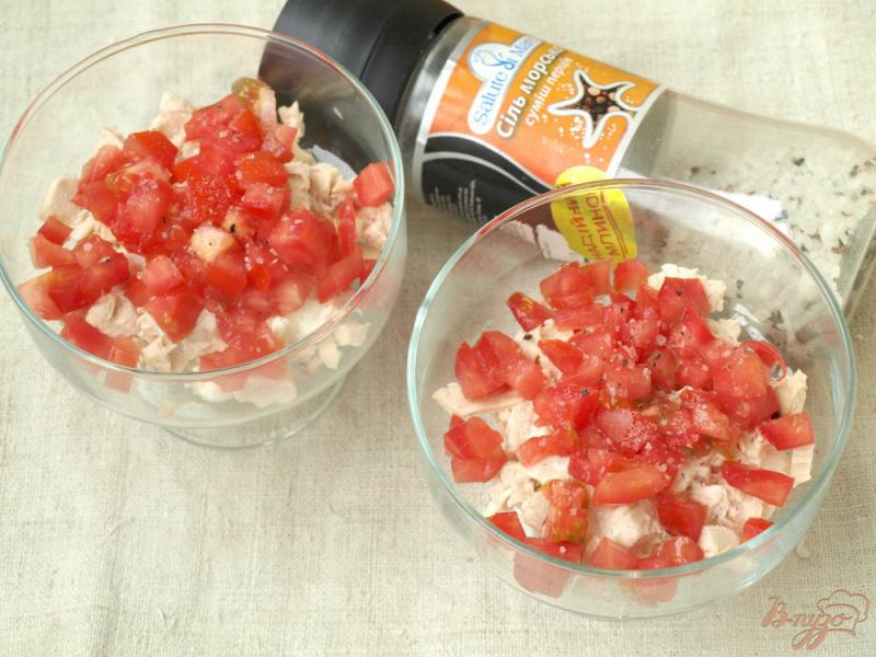 Фото приготовление рецепта: Салат с помидорами, маслинами и сухариками шаг №1
