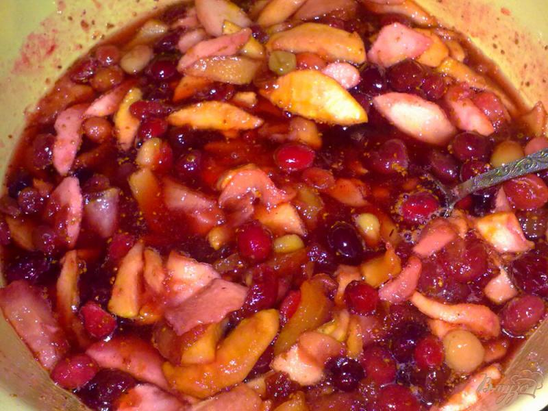 Фото приготовление рецепта: Яблочное варенье с корицей и клюквой шаг №4
