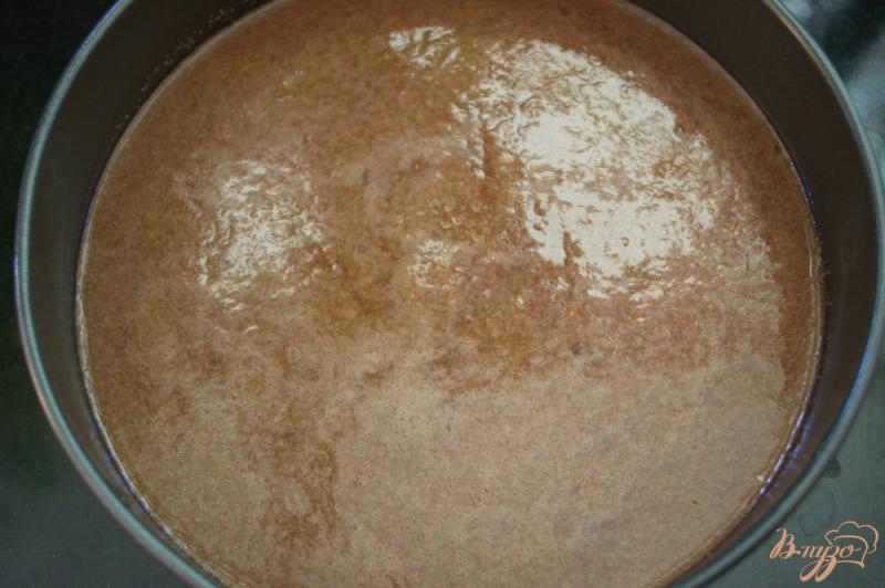 Фото приготовление рецепта: Шоколадный манник с яблоком и карамелью шаг №6