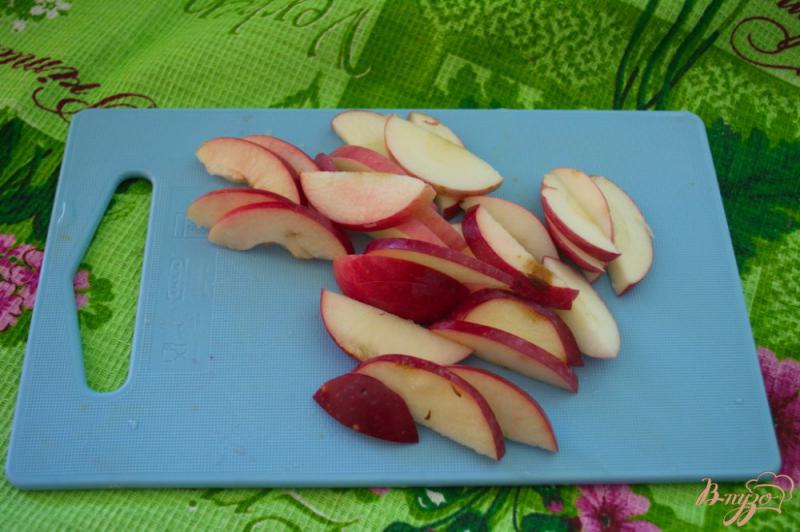 Фото приготовление рецепта: Шоколадный манник с яблоком и карамелью шаг №3