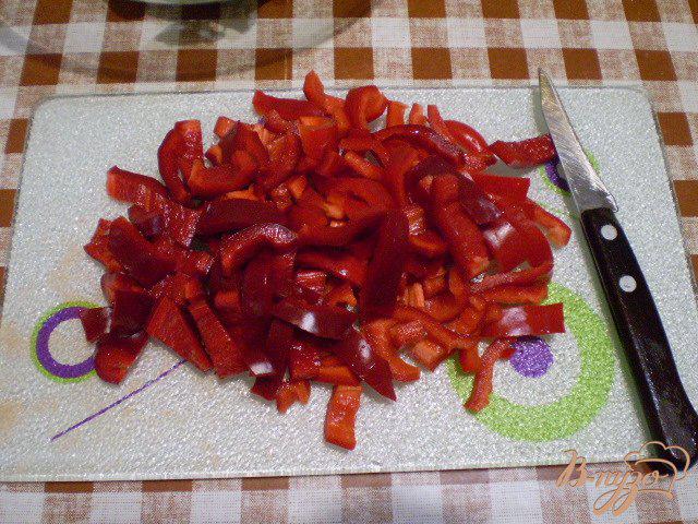 Фото приготовление рецепта: Салат со сладким перцем и кольраби шаг №3