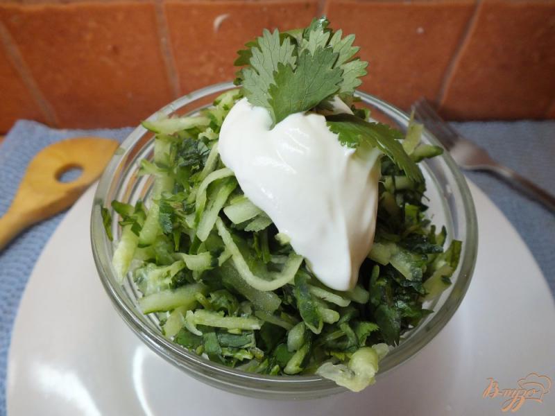 Фото приготовление рецепта: Салат из огурца с лаймом и кинзой шаг №6