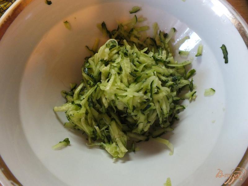 Фото приготовление рецепта: Салат из огурца с лаймом и кинзой шаг №3