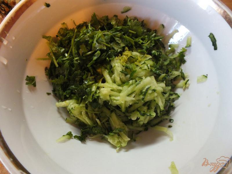 Фото приготовление рецепта: Салат из огурца с лаймом и кинзой шаг №5