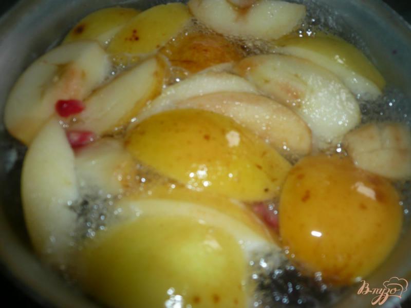 Фото приготовление рецепта: Яблочный компот с зернами граната шаг №4