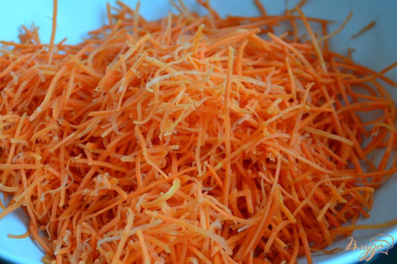 Фото приготовление рецепта: Морковный салат с кальмарами шаг №4
