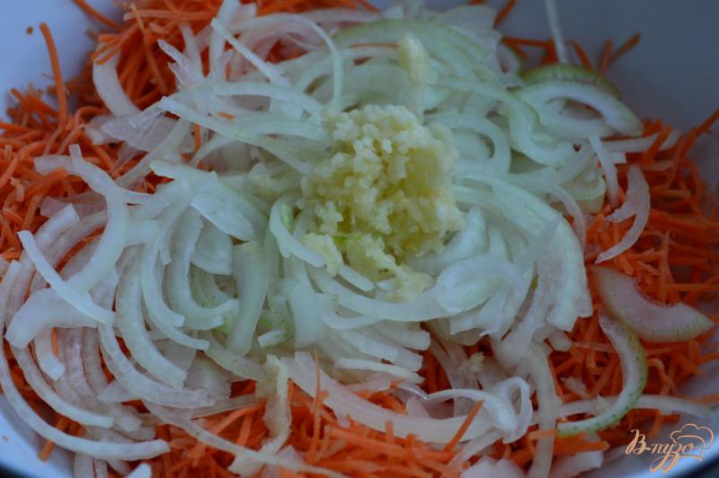 Фото приготовление рецепта: Морковный салат с кальмарами шаг №5