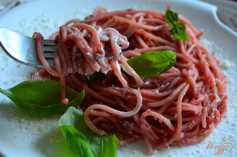 Фото приготовление рецепта: Спагетти со свеклой и сыром маскарпоне шаг №6