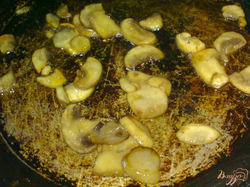 Фото приготовление рецепта: Салат из помидор с грибами шаг №4
