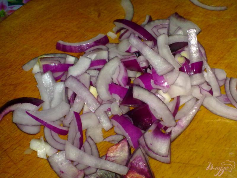 Фото приготовление рецепта: Салат из помидор с грибами шаг №2