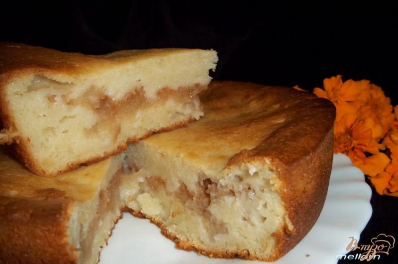 Фото приготовление рецепта: Сметанный пирог с яблоками шаг №5