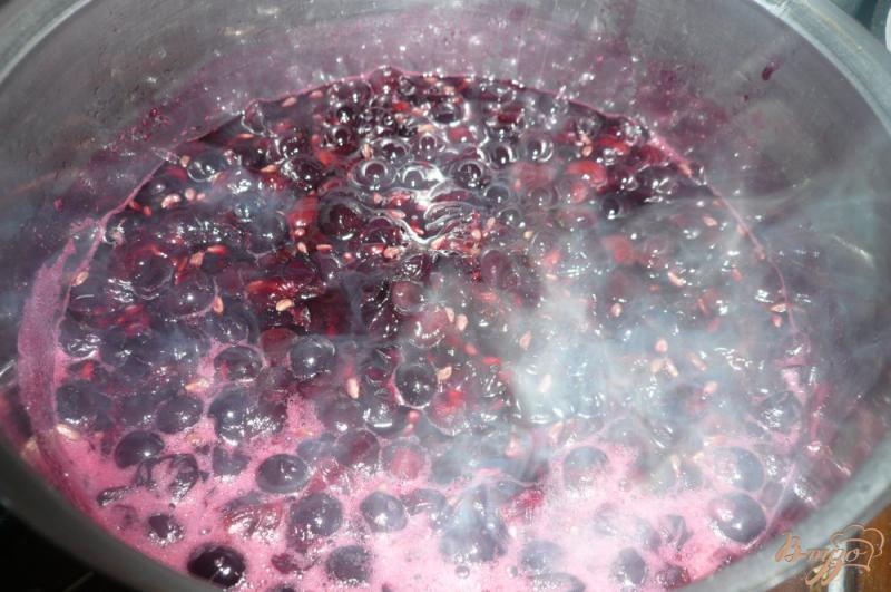 Фото приготовление рецепта: Варенье из винограда (практически пятиминутка) шаг №5