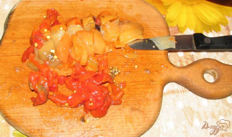 Фото приготовление рецепта: Салат из печеных баклажанов и перца шаг №4