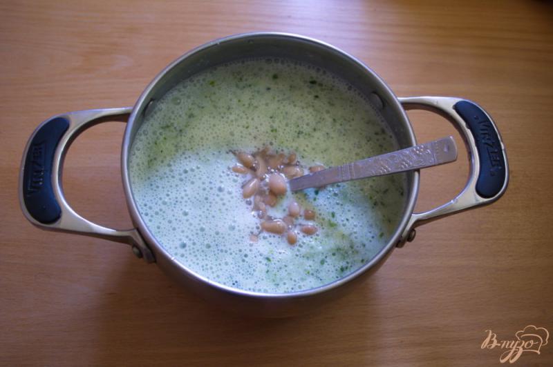 Фото приготовление рецепта: Легкий суп с огуцом, языком и фасолью на кефире шаг №5