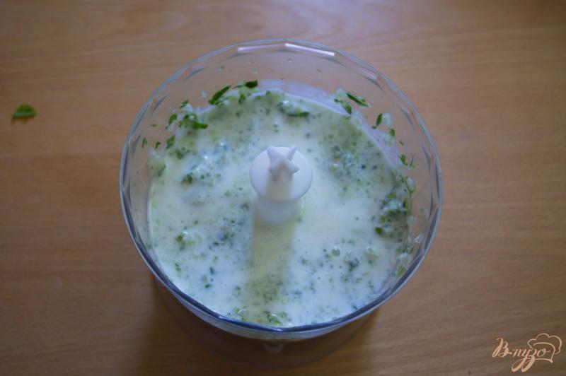 Фото приготовление рецепта: Легкий суп с огуцом, языком и фасолью на кефире шаг №4