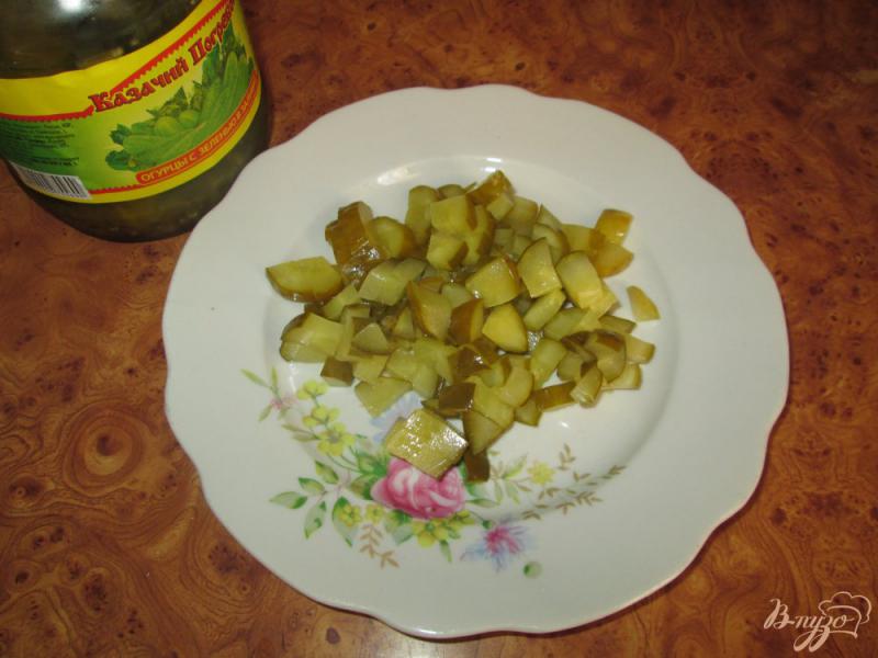 Фото приготовление рецепта: Картофельный салат с маринованными огурчиками и колбасой шаг №3