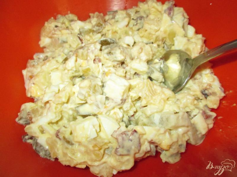 Фото приготовление рецепта: Картофельный салат с маринованными огурчиками и колбасой шаг №7